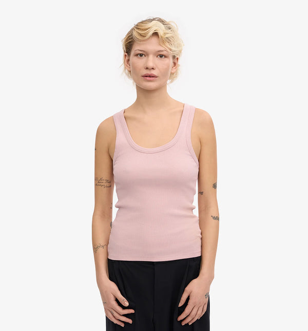 Ribbstickat linne från Colorful standard i ekologisk bomull. Figurnära, lite tight modell. Förtvättad.
Färg: Ljusrosa
Material: 95 % ekologisk bomull, 5 % elastan