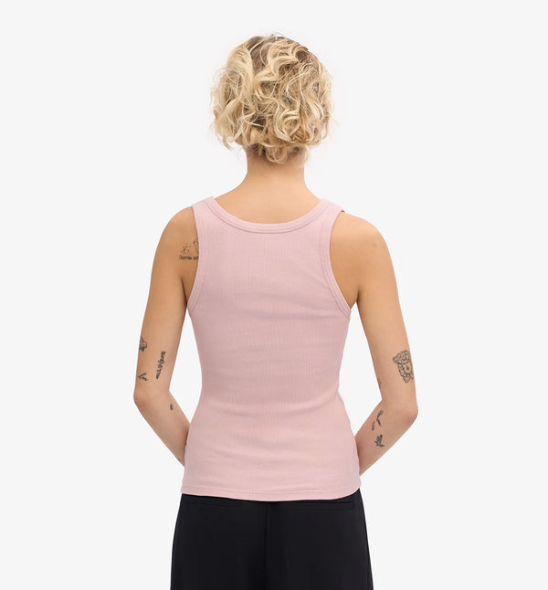 Ribbstickat linne från Colorful standard i ekologisk bomull. Figurnära, lite tight modell. Förtvättad.
Färg: Ljusrosa
Material: 95 % ekologisk bomull, 5 % elastan