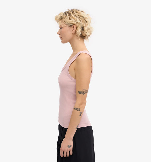 Ribbstickat linne från Colorful standard i ekologisk bomull. Figurnära, lite tight modell. Förtvättad.
Färg: Ljusrosa
Material: 95 % ekologisk bomull, 5 % elastan