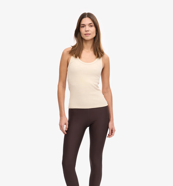 Ribbstickat linne från Colorful standard i ekologisk bomull. Figurnära, lite tight modell. Förtvättad.
Färg: Ivory
Material: 95 % ekologisk bomull, 5 % elastan.