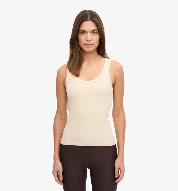 Ribbstickat linne från Colorful standard i ekologisk bomull. Figurnära, lite tight modell. Förtvättad.
Färg: Ivory
Material: 95 % ekologisk bomull, 5 % elastan.