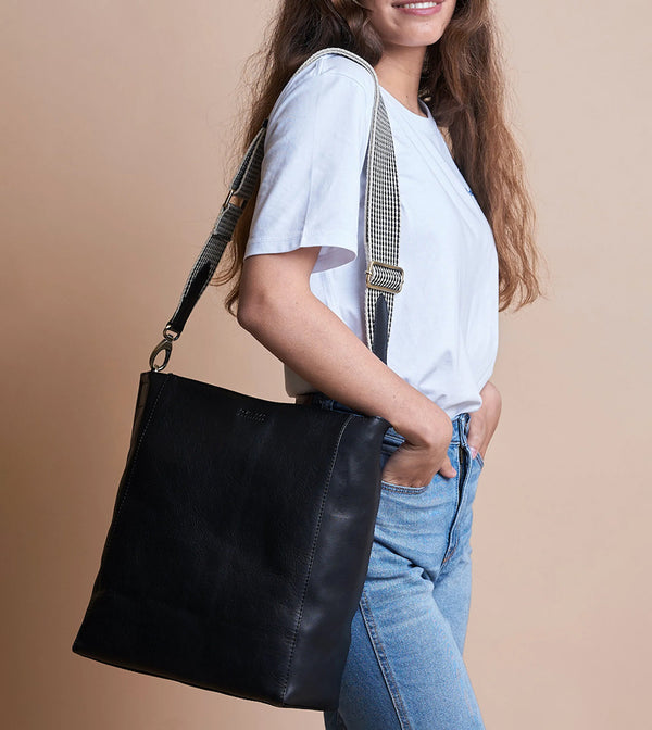 Fräscha upp din favoritväska genom att byta ut remmen mot O My Bags svart-vitrutiga rem i GOTS-märkt bomull. Remmen är avtagbar och justerbar. Mässingsfärgade spännen och svarta läderdetaljer.  Färg: Svart/vit rutig med svarta läderdetaljer  Mått: Längd min 88 cm / max 134 cm, bredd 5 cm  Material: Vävt band i 100% GOTS-certifierad bomull, läderdetaljer i kromfritt läder
