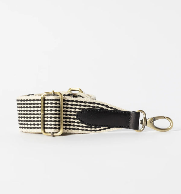 Fräscha upp din favoritväska genom att byta ut remmen mot O My Bags svart-vitrutiga rem i GOTS-märkt bomull. Remmen är avtagbar och justerbar. Mässingsfärgade spännen och svarta läderdetaljer.  Färg: Svart/vit rutig med svarta läderdetaljer  Mått: Längd min 88 cm / max 134 cm, bredd 5 cm  Material: Vävt band i 100% GOTS-certifierad bomull, läderdetaljer i kromfritt läder