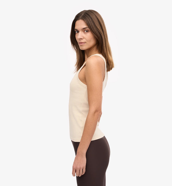 Ribbstickat linne från Colorful standard i ekologisk bomull. Figurnära, lite tight modell. Förtvättad.
Färg: Ivory
Material: 95 % ekologisk bomull, 5 % elastan.