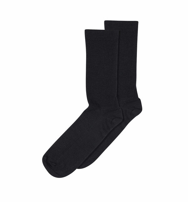 Ribbstickade strumpor i ull. Klassisk strumpa i merinoull med bästa hållbara kvalitet. Produkten är certifierad enligt STANDARD 100 av OEKO-TEX®.  Färg: Svart  Material: 80%, Superwash ull, 17% polyamid, 3% elastan