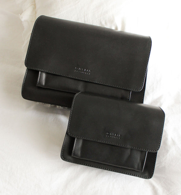 Handväska O My Bag Harper Mini svart. Naturgarvat läder. Två olika axelband.