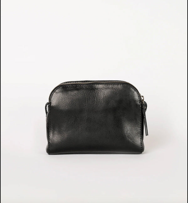 Svart Handväska Emily från märket O My Bag. Emily består av tre fack som gör den här väskan perfekt för dem som gillar att hålla ordning. Den har två stängda fack med blixtlås för alla dina värdesaker, och ett fack med magnetisk stängning. Justerbar axelrem i läder.