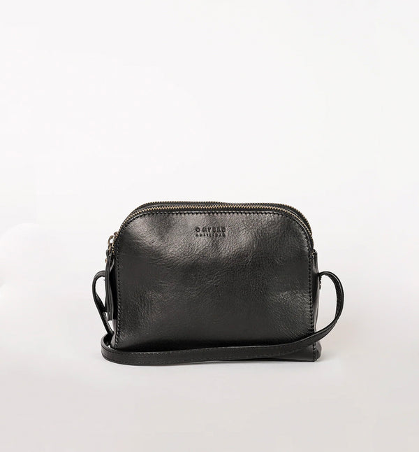 Svart Handväska Emily från märket O My Bag. Emily består av tre fack som gör den här väskan perfekt för dem som gillar att hålla ordning. Den har två stängda fack med blixtlås för alla dina värdesaker, och ett fack med magnetisk stängning. Justerbar axelrem i läder.