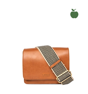 vegansk väska Audrey mini cognac från O my bag. Gjord av äppelläder.