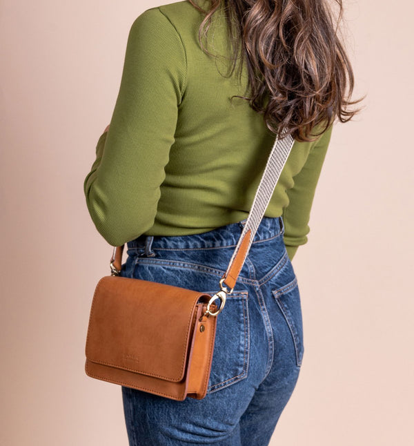 vegansk väska Audrey mini cognac från O my bag. Gjord av äppelläder.