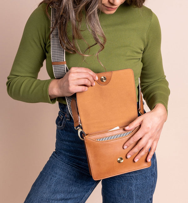 vegansk väska Audrey mini cognac från O my bag. Gjord av äppelläder.