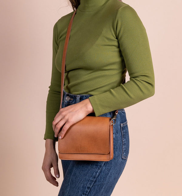 vegansk väska Audrey mini cognac från O my bag. Gjord av äppelläder.
