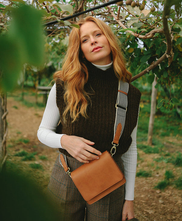 vegansk väska Audrey mini cognac från O my bag. Gjord av äppelläder.
