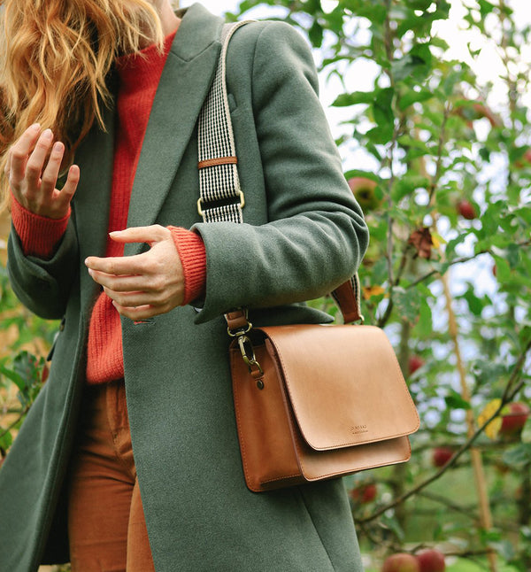 vegansk väska Audrey cognac från O my bag. Gjord av äppelläder.