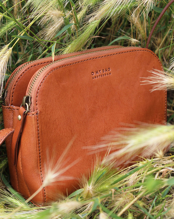 Liten handväska Emily från O My Bag. I naturgarvat läder. Två dragkedjor. Cognac.
