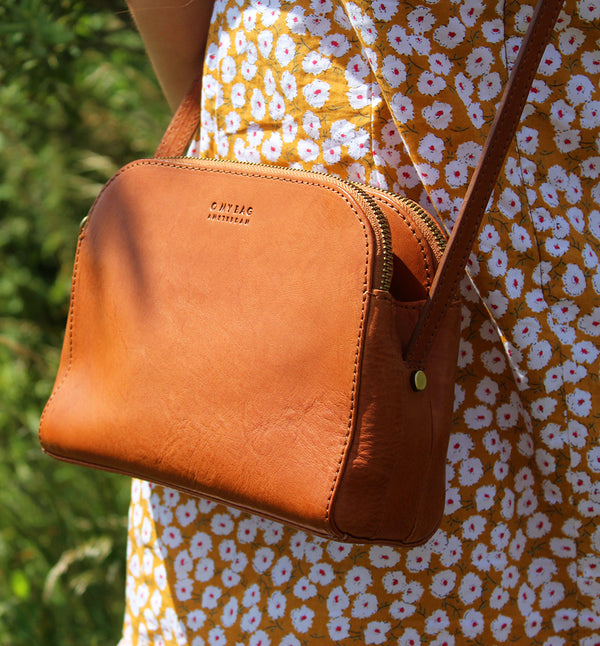 Liten handväska Emily från O My Bag. I naturgarvat läder. Två dragkedjor. Cognac.