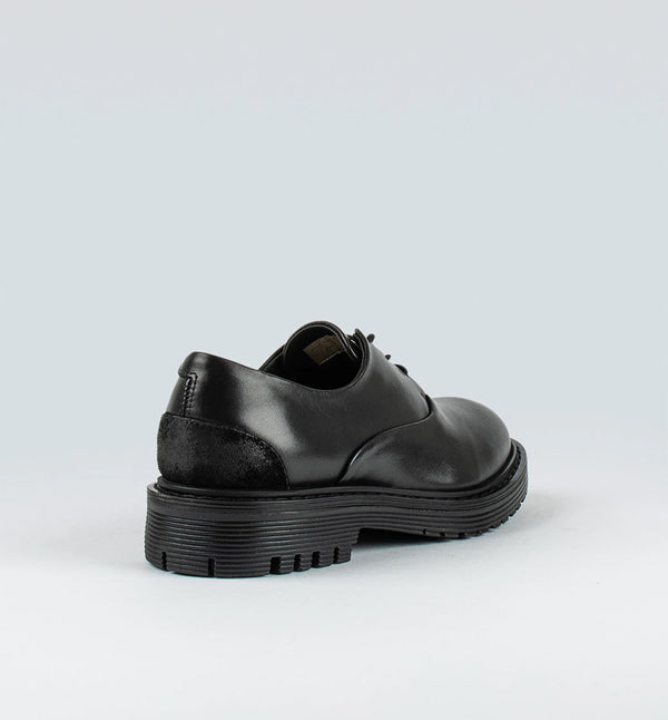 Ellis från märket Sneaky Steve är en lågt skuren sko med en grov sula. Ellis har en dressad look med ett Oxford snitt som ger den attityd. Svart.