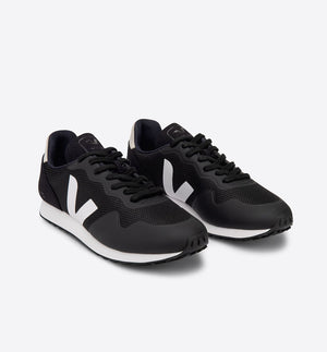 Veganska ekologiska sneakers från Veja, svarta med vite detaljer