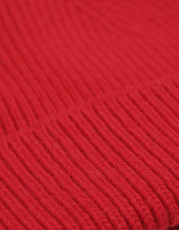 Mössa i skön återvunnen merinoull från Colorful Standard. Den kan vikas en eller två gånger beroende på tycke och smak. Förtvättad.   Färg: Röd  Material: 100% återvunnen extra fin merinoull.