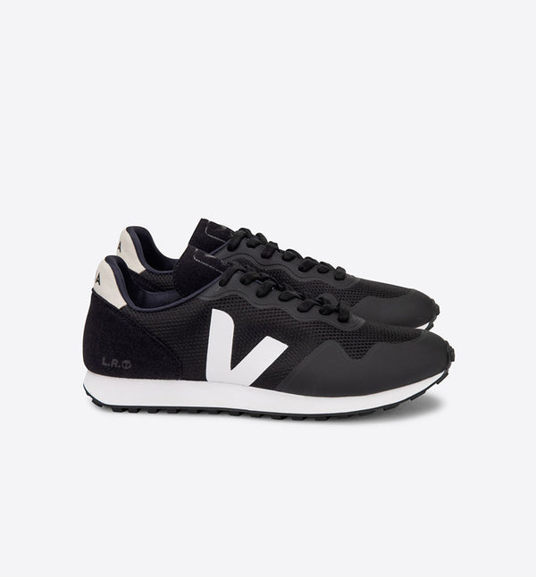 Veganska ekologiska sneakers från Veja, svarta med vite detaljer