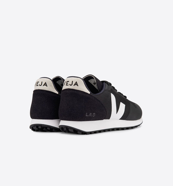 Veganska ekologiska sneakers från Veja, svarta med vite detaljer
