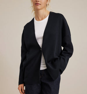 Kimonokofta Fidelia från Sibin Linnebjerg. Koftan är stilren med avslappnad passform. En knapp fram.&nbsp;

Färg: Svart

Material: 50% merinoull, 50% akryl. Certifierad mulesingfri ull. Garnet kommer från Italien.

Tillverkad i: Serbien&nbsp;