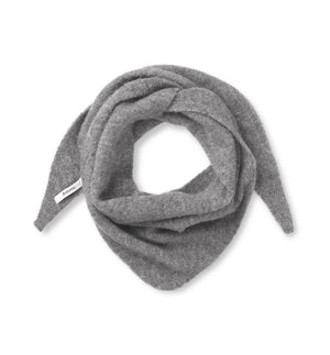Stickad scarf i mjuk alpackablandning. Trekantsform.&nbsp;

Färg: Mörkgrå melerad

Material: 48% baby alpackaull, 20% ull, 30% polyamid, 2% elastan.