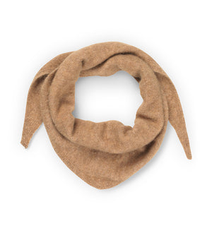 Stickad scarf i mjuk alpackablandning. Trekantsform.&nbsp;

Färg: Kamel

Material: 48% baby alpackaull, 20% ull, 30% polyamid, 2% elastan.