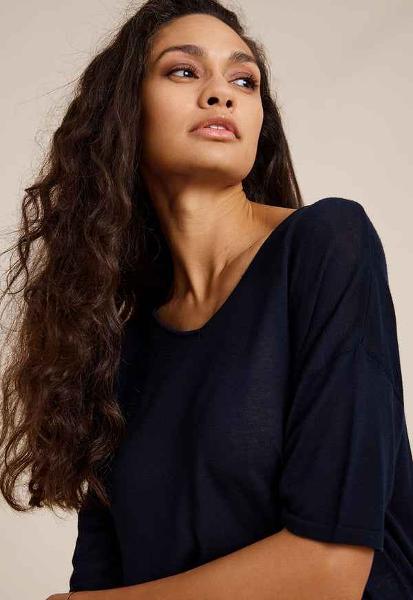 Kortärmad topp Cora från Sibin Linnebjerg. V-ringad.

Färg: Mörkblå

Material: 70% viskos, 30% akryl.&nbsp;Garnet kommer från Italien.

Tillverkad i: Serbien

Tvätt:&nbsp;30 grader fintvätt