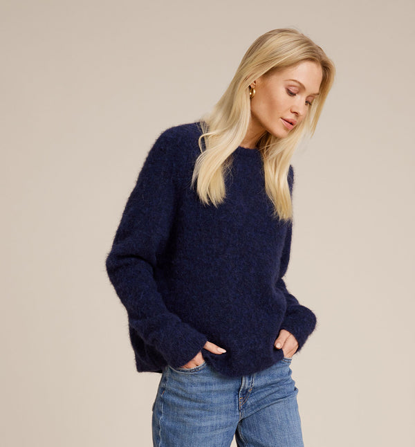 Tröja Fie från Sibin Linnebjerg i mjuk ullblandning.&nbsp;

Färg: Navy

Material: 48% baby alpacka, 20% ull, 30% polyamide (varav 20% är återvunnen), 2 % elastan. Certifierad mulesingfri ull. Garnet kommer från Italien.

Tillverkad i: Serbien

Tvätt:&nbsp;30 grader fintvätt