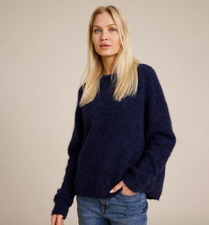 Tröja Fie från Sibin Linnebjerg i mjuk ullblandning.&nbsp;

Färg: Navy

Material: 48% baby alpacka, 20% ull, 30% polyamide (varav 20% är återvunnen), 2 % elastan. Certifierad mulesingfri ull. Garnet kommer från Italien.

Tillverkad i: Serbien

Tvätt:&nbsp;30 grader fintvätt