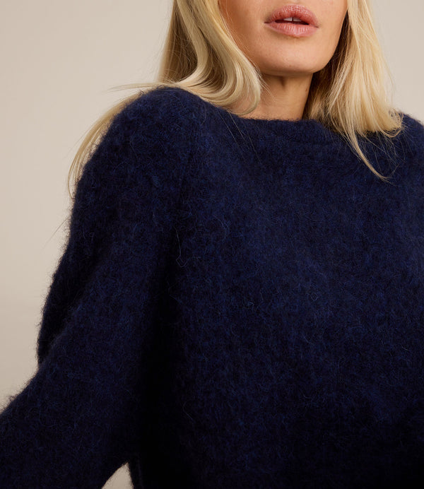 Tröja Fie från Sibin Linnebjerg i mjuk ullblandning.&nbsp;

Färg: Navy

Material: 48% baby alpacka, 20% ull, 30% polyamide (varav 20% är återvunnen), 2 % elastan. Certifierad mulesingfri ull. Garnet kommer från Italien.

Tillverkad i: Serbien

Tvätt:&nbsp;30 grader fintvätt