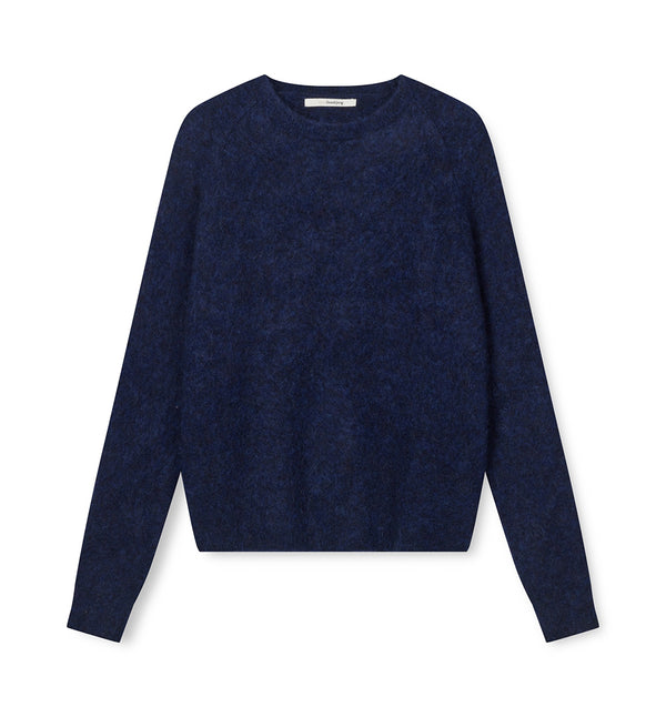 Tröja Fie från Sibin Linnebjerg i mjuk ullblandning.&nbsp;

Färg: Navy

Material: 48% baby alpacka, 20% ull, 30% polyamide (varav 20% är återvunnen), 2 % elastan. Certifierad mulesingfri ull. Garnet kommer från Italien.

Tillverkad i: Serbien

Tvätt:&nbsp;30 grader fintvätt