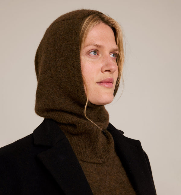 Stickad balaclava i mjuk alpackablandning. Ribbad kant.

Färg: Brun

Material: 48% baby alpackaull, 20% ull, 30% polyamid, 2% elastan.

Tillverkad i: Europa

Tvätt:&nbsp;30 grader fintvätt
