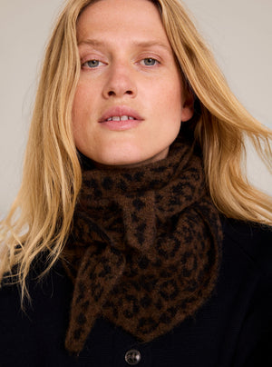 Stickad scarf i kraftig och mjuk alpackablandning. Trekantsform, 145 cm lång.&nbsp;

Färg: Brun/svart

Material: 48% baby alpackaull, 20% ull, 30% polyamid, 2% elastan.

Tillverkad i: Serbien

Tvätt:&nbsp;30 grader fintvätt
