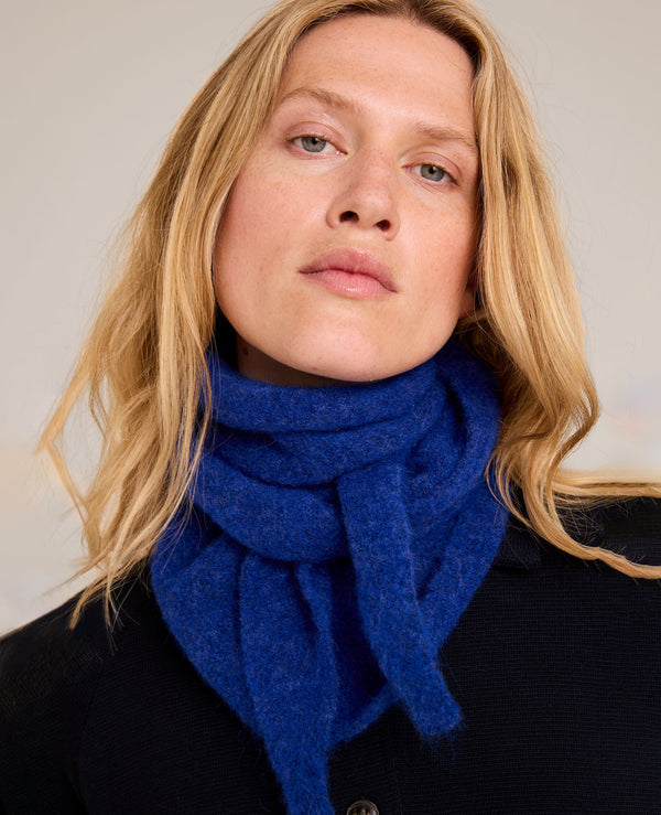 Stickad scarf i mjuk alpackablandning. Trekantsform.&nbsp;

Färg: Palatsblå

Material: 48% baby alpackaull, 20% ull, 30% polyamid, 2% elastan.

Tillverkad i: Serbien

Tvätt:&nbsp;30 grader fintvätt
