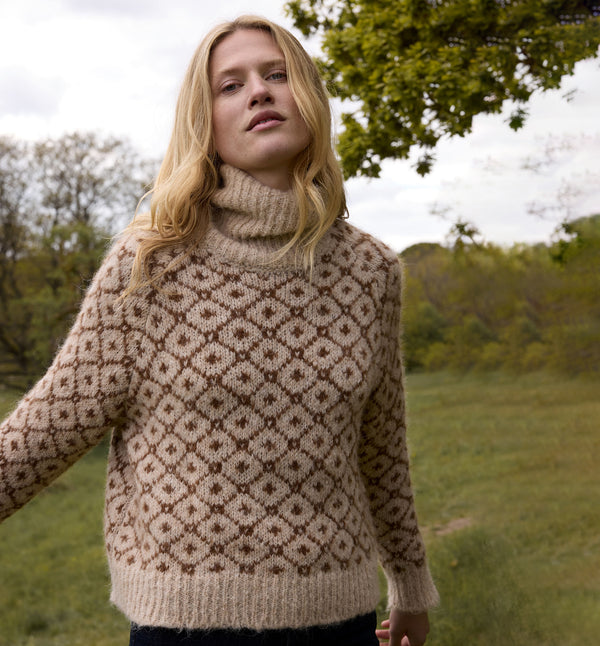 Polotröja Camelia från Sibin Linnebjerg. Stickad i en härlig alpackablandning med vackert mönster.&nbsp;

Färg: Sand / hasselbrun

Material: 85% i fin alpackaull, 15% polyamid. Certifierad mulesingfri ull. Garnet kommer från Italien.

Tillverkad i: Serbien&nbsp;

Tvätt: 30 grader ulltvätt