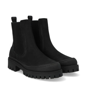 Chunky Chelsea-stövel i nubuck. Stöveln har rundad tå, dekorativa grova sömmar, en vadderad lädersula, kromfritt läderfoder, ett åtsittande skaft med funktionella svarta elastiska grenar och en logotyp i hälen som gör stöveln enkel att ta på och av, samt en grov svart gummisula. Tillverkad av naturligt, andningsbart läder. Designad i Danmark och handgjord med kärlek i Portugal.

Färg: Svart

Material: Nubuck
Foder: Kromfritt läderfoder
Sula: Gummi
Skobredd: Normal passform
Storleksguide: Normal i storlek
