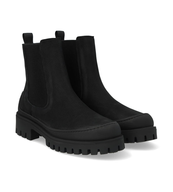 Chunky Chelsea-stövel i nubuck. Stöveln har rundad tå, dekorativa grova sömmar, en vadderad lädersula, kromfritt läderfoder, ett åtsittande skaft med funktionella svarta elastiska grenar och en logotyp i hälen som gör stöveln enkel att ta på och av, samt en grov svart gummisula. Tillverkad av naturligt, andningsbart läder. Designad i Danmark och handgjord med kärlek i Portugal.

Färg: Svart

Material: Nubuck
Foder: Kromfritt läderfoder
Sula: Gummi
Skobredd: Normal passform
Storleksguide: Normal i storlek