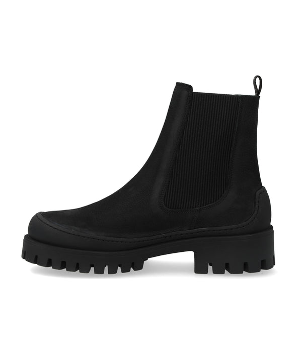 Chunky Chelsea-stövel i nubuck. Stöveln har rundad tå, dekorativa grova sömmar, en vadderad lädersula, kromfritt läderfoder, ett åtsittande skaft med funktionella svarta elastiska grenar och en logotyp i hälen som gör stöveln enkel att ta på och av, samt en grov svart gummisula. Tillverkad av naturligt, andningsbart läder. Designad i Danmark och handgjord med kärlek i Portugal.

Färg: Svart

Material: Nubuck
Foder: Kromfritt läderfoder
Sula: Gummi
Skobredd: Normal passform
Storleksguide: Normal i storlek