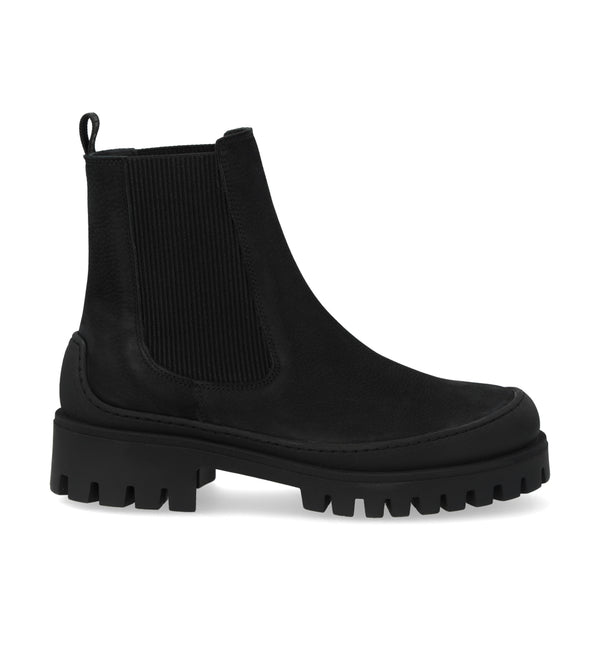 Chunky Chelsea-stövel i nubuck. Stöveln har rundad tå, dekorativa grova sömmar, en vadderad lädersula, kromfritt läderfoder, ett åtsittande skaft med funktionella svarta elastiska grenar och en logotyp i hälen som gör stöveln enkel att ta på och av, samt en grov svart gummisula. Tillverkad av naturligt, andningsbart läder. Designad i Danmark och handgjord med kärlek i Portugal.

Färg: Svart

Material: Nubuck
Foder: Kromfritt läderfoder
Sula: Gummi
Skobredd: Normal passform
Storleksguide: Normal i storlek