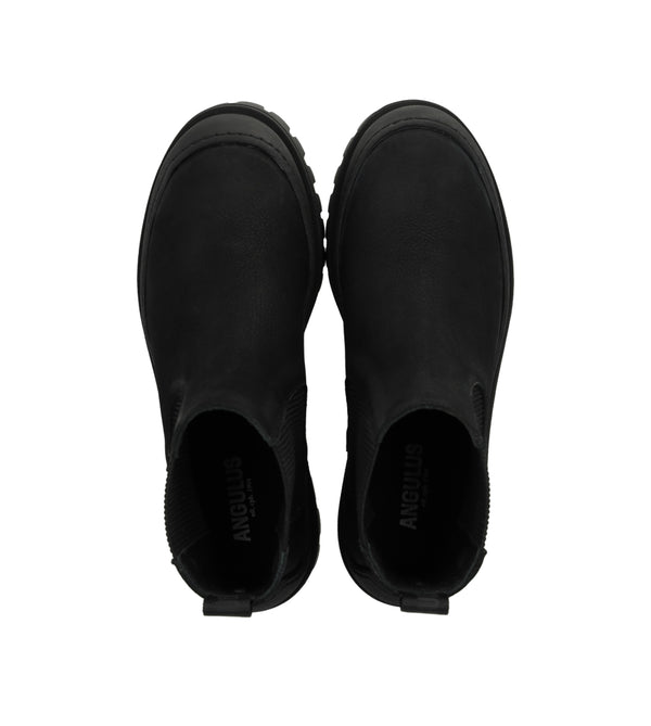 Chunky Chelsea-stövel i nubuck. Stöveln har rundad tå, dekorativa grova sömmar, en vadderad lädersula, kromfritt läderfoder, ett åtsittande skaft med funktionella svarta elastiska grenar och en logotyp i hälen som gör stöveln enkel att ta på och av, samt en grov svart gummisula. Tillverkad av naturligt, andningsbart läder. Designad i Danmark och handgjord med kärlek i Portugal.

Färg: Svart

Material: Nubuck
Foder: Kromfritt läderfoder
Sula: Gummi
Skobredd: Normal passform
Storleksguide: Normal i storlek