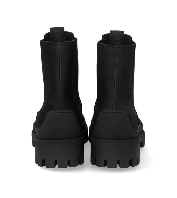 Chunky Chelsea-stövel i nubuck. Stöveln har rundad tå, dekorativa grova sömmar, en vadderad lädersula, kromfritt läderfoder, ett åtsittande skaft med funktionella svarta elastiska grenar och en logotyp i hälen som gör stöveln enkel att ta på och av, samt en grov svart gummisula. Tillverkad av naturligt, andningsbart läder. Designad i Danmark och handgjord med kärlek i Portugal.

Färg: Svart

Material: Nubuck
Foder: Kromfritt läderfoder
Sula: Gummi
Skobredd: Normal passform
Storleksguide: Normal i storlek