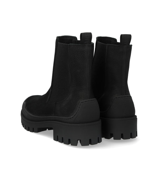 Chunky Chelsea-stövel i nubuck. Stöveln har rundad tå, dekorativa grova sömmar, en vadderad lädersula, kromfritt läderfoder, ett åtsittande skaft med funktionella svarta elastiska grenar och en logotyp i hälen som gör stöveln enkel att ta på och av, samt en grov svart gummisula. Tillverkad av naturligt, andningsbart läder. Designad i Danmark och handgjord med kärlek i Portugal.

Färg: Svart

Material: Nubuck
Foder: Kromfritt läderfoder
Sula: Gummi
Skobredd: Normal passform
Storleksguide: Normal i storlek