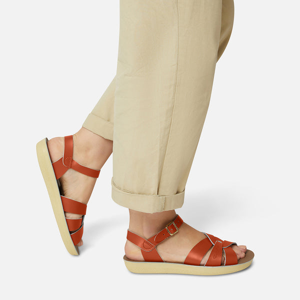 Sandal Swimmer Paprika från Salt-Water sandals.  Orangebruna sandaler från det amerikanska märket Salt-Water Sandals. Modellen heter Swimmer. Swimmer har en mjuk och lite kraftigare sula vilket gör den extra skön.