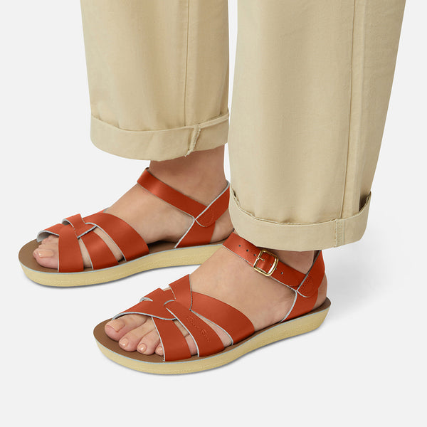 Sandal Swimmer Paprika från Salt-Water sandals.  Orangebruna sandaler från det amerikanska märket Salt-Water Sandals. Modellen heter Swimmer. Swimmer har en mjuk och lite kraftigare sula vilket gör den extra skön.