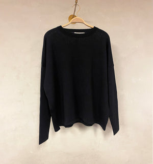 Tröja Alice från Sibin Linnebjerg i mjuk ullblandning.&nbsp;Modellen är boxig med smal ärm.&nbsp;

Färg:&nbsp;Svart

Material: 100% extra fin merinoull. Certifierad mulesingfri ull. Garnet kommer från Italien.

Tillverkad i: Serbien

Tvätt:&nbsp;30 grader fintvätt