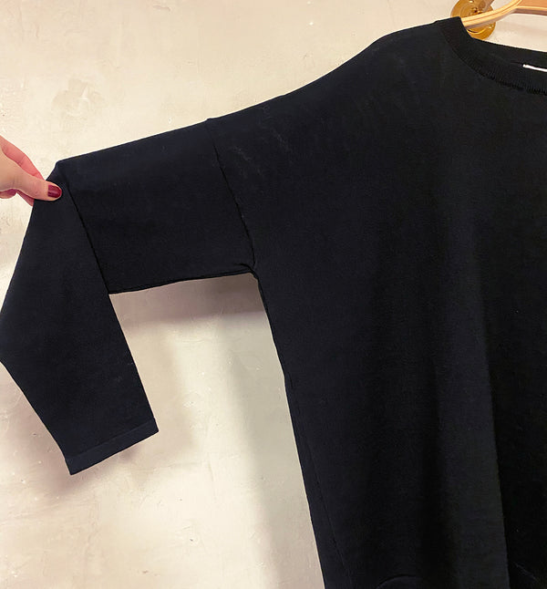 Tröja Alice från Sibin Linnebjerg i mjuk ullblandning.&nbsp;Modellen är boxig med smal ärm.&nbsp;

Färg:&nbsp;Svart

Material: 100% extra fin merinoull. Certifierad mulesingfri ull. Garnet kommer från Italien.

Tillverkad i: Serbien

Tvätt:&nbsp;30 grader fintvätt