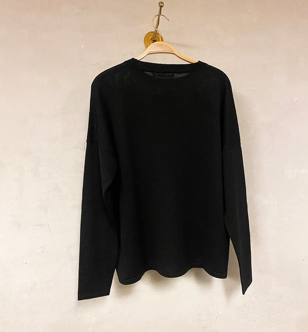 Tröja Alice från Sibin Linnebjerg i mjuk ullblandning.&nbsp;Modellen är boxig med smal ärm.&nbsp;

Färg:&nbsp;Svart

Material: 100% extra fin merinoull. Certifierad mulesingfri ull. Garnet kommer från Italien.

Tillverkad i: Serbien

Tvätt:&nbsp;30 grader fintvätt