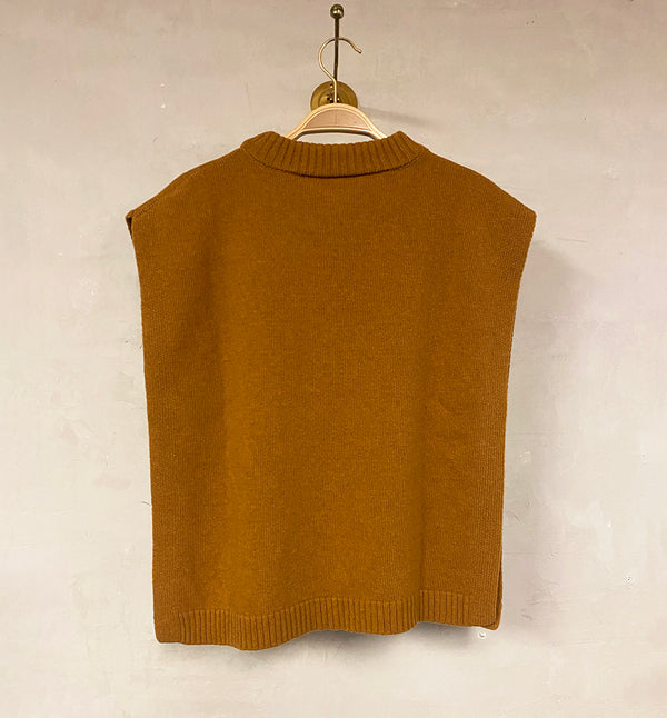 Allison är en slip over från Sibin Linnebjerg. Öppen i sidorna. One size.

Färg: Bärnstensgul

Material: 80% ull, 20% återvunnen polyamid.